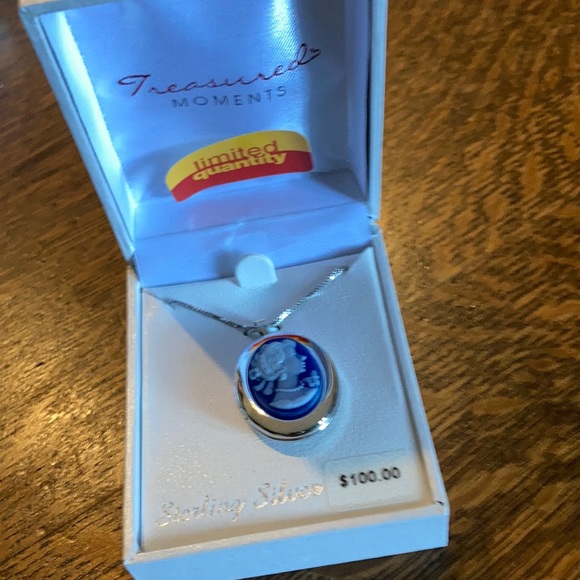 Ladies sterling silver 20M oval LKT rec front blue resin cameo lady necklace - Picture 1 of 4